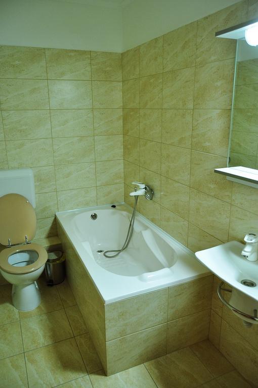 Motel Al Capone Satu Mare Habitación foto